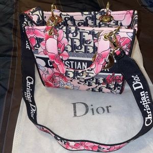 Médium size floral tote with crossbody strap